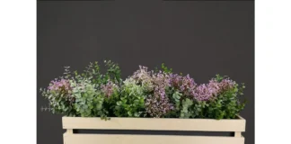 Dřevěné truhlíky ozdobí terasu restaurace, balkon i okna rodinného domu